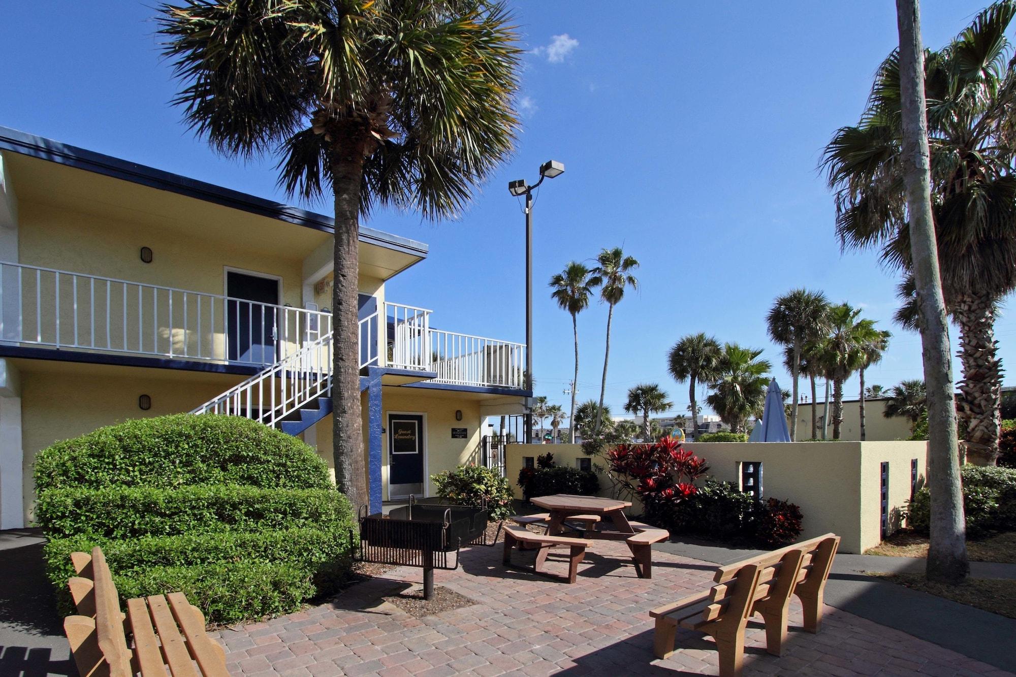 Days Inn By Wyndham Cocoa Beach Port Canaveral Екстер'єр фото