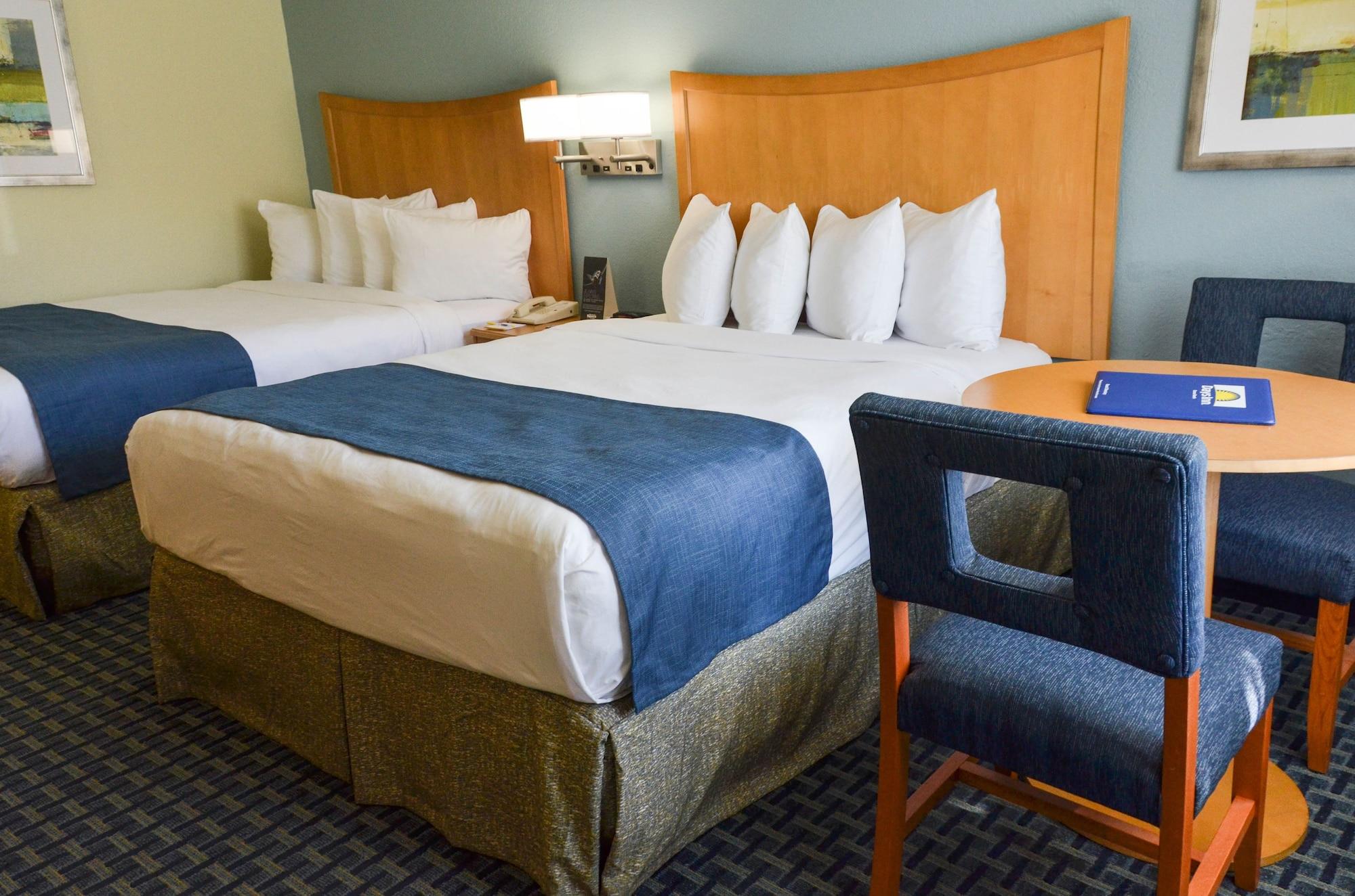 Days Inn By Wyndham Cocoa Beach Port Canaveral Екстер'єр фото