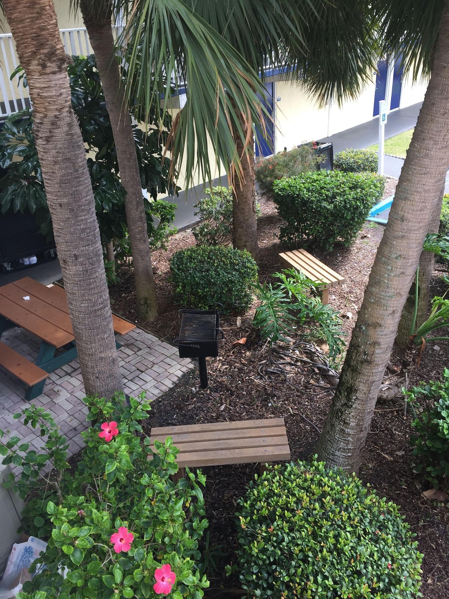 Days Inn By Wyndham Cocoa Beach Port Canaveral Екстер'єр фото