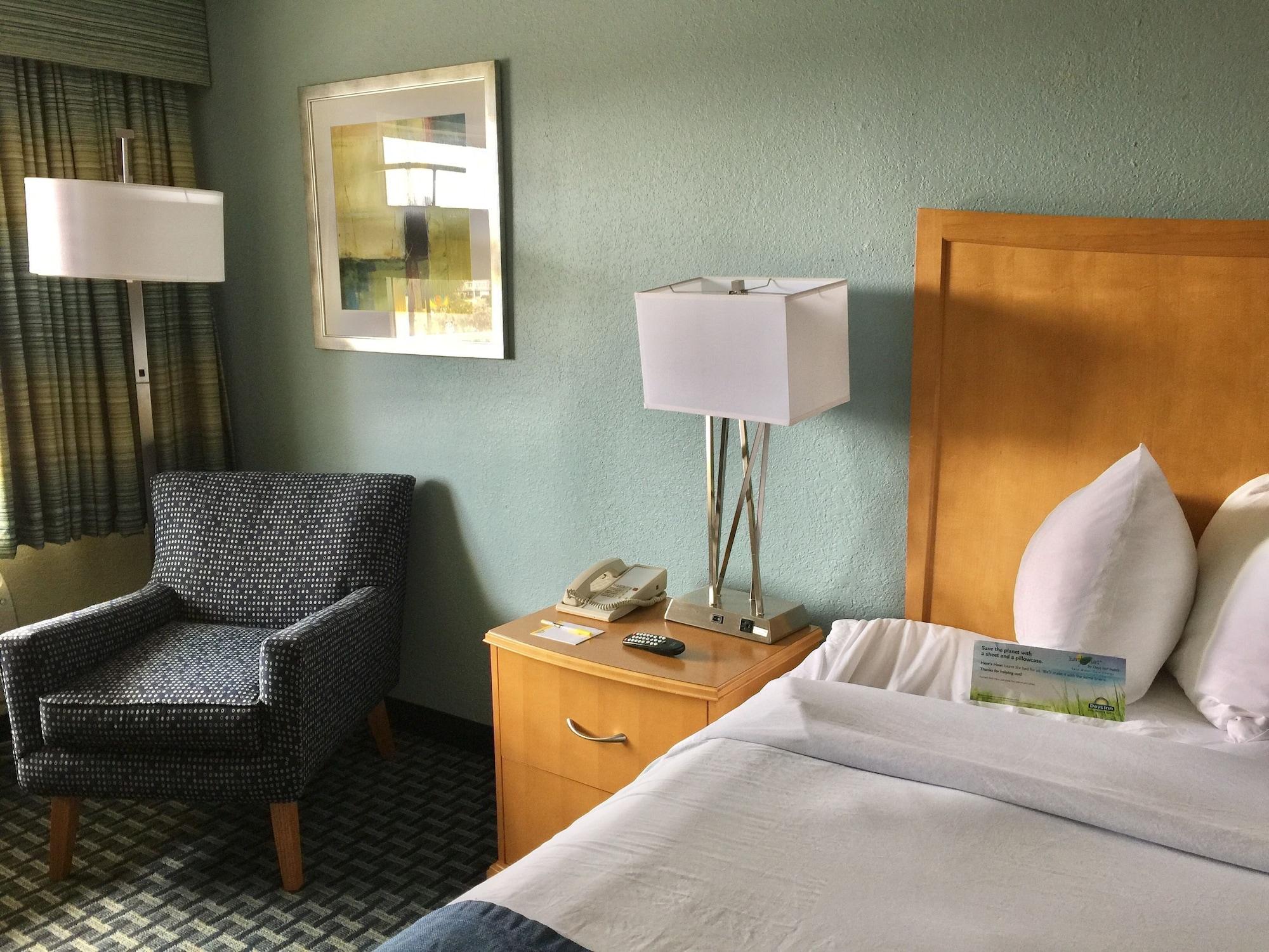 Days Inn By Wyndham Cocoa Beach Port Canaveral Екстер'єр фото