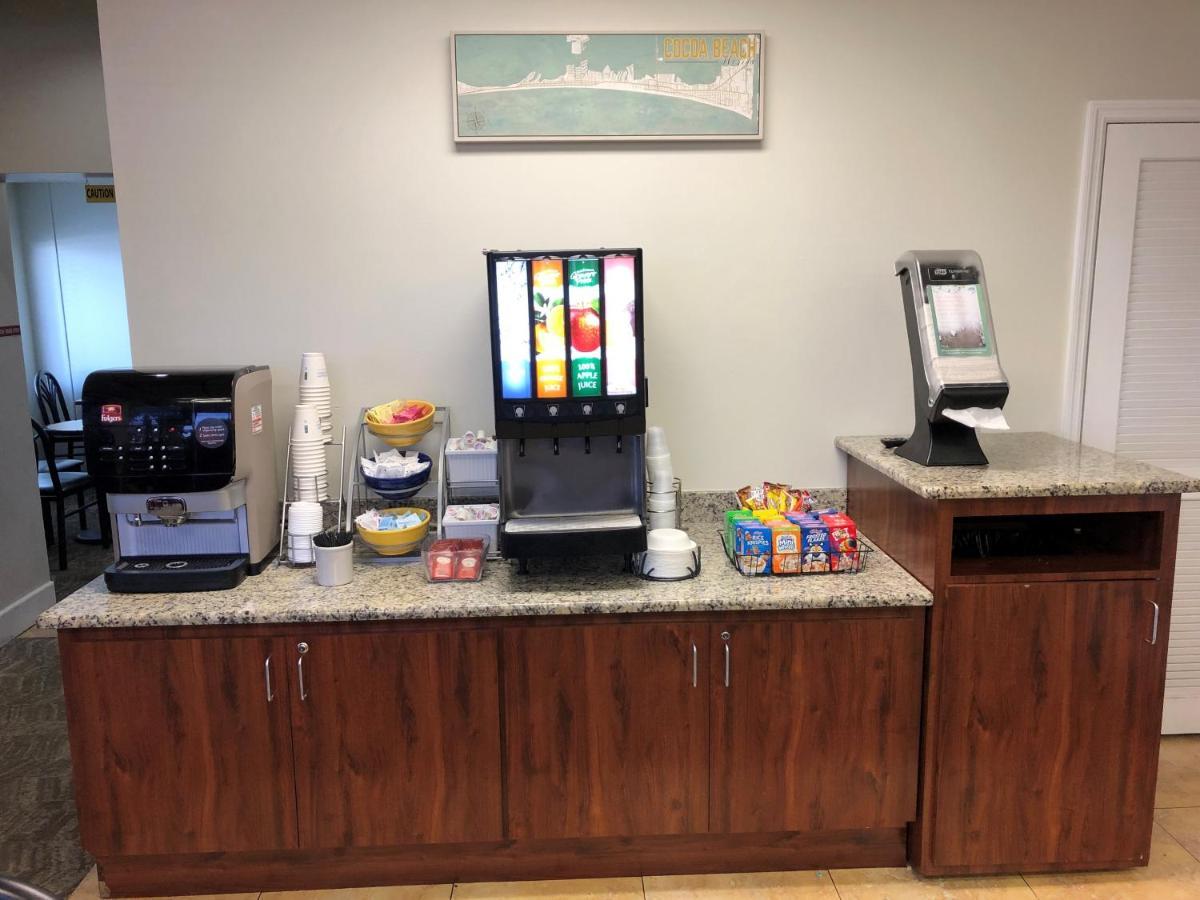 Days Inn By Wyndham Cocoa Beach Port Canaveral Екстер'єр фото