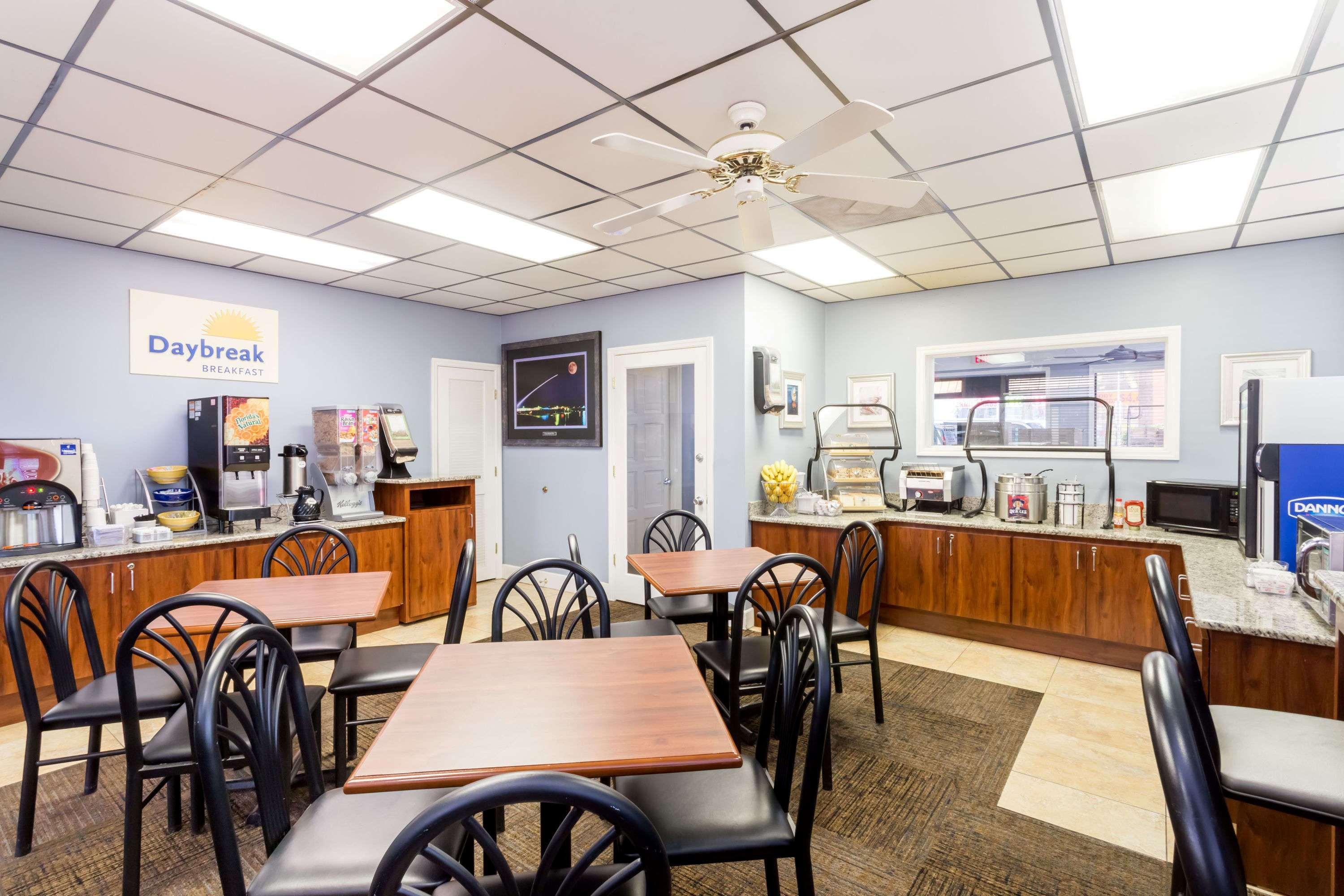 Days Inn By Wyndham Cocoa Beach Port Canaveral Екстер'єр фото