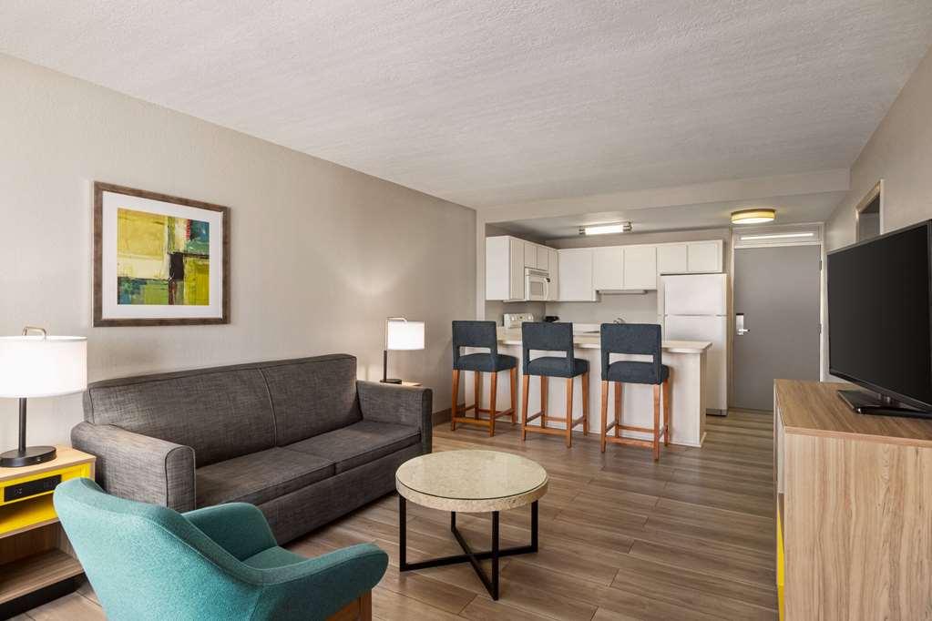 Days Inn By Wyndham Cocoa Beach Port Canaveral Номер фото