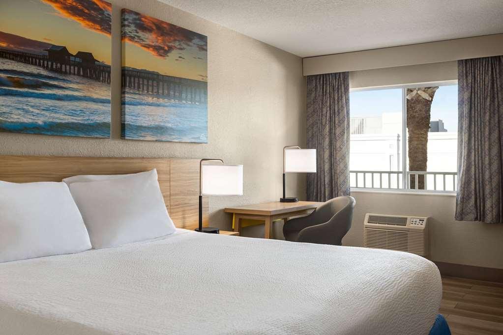 Days Inn By Wyndham Cocoa Beach Port Canaveral Номер фото