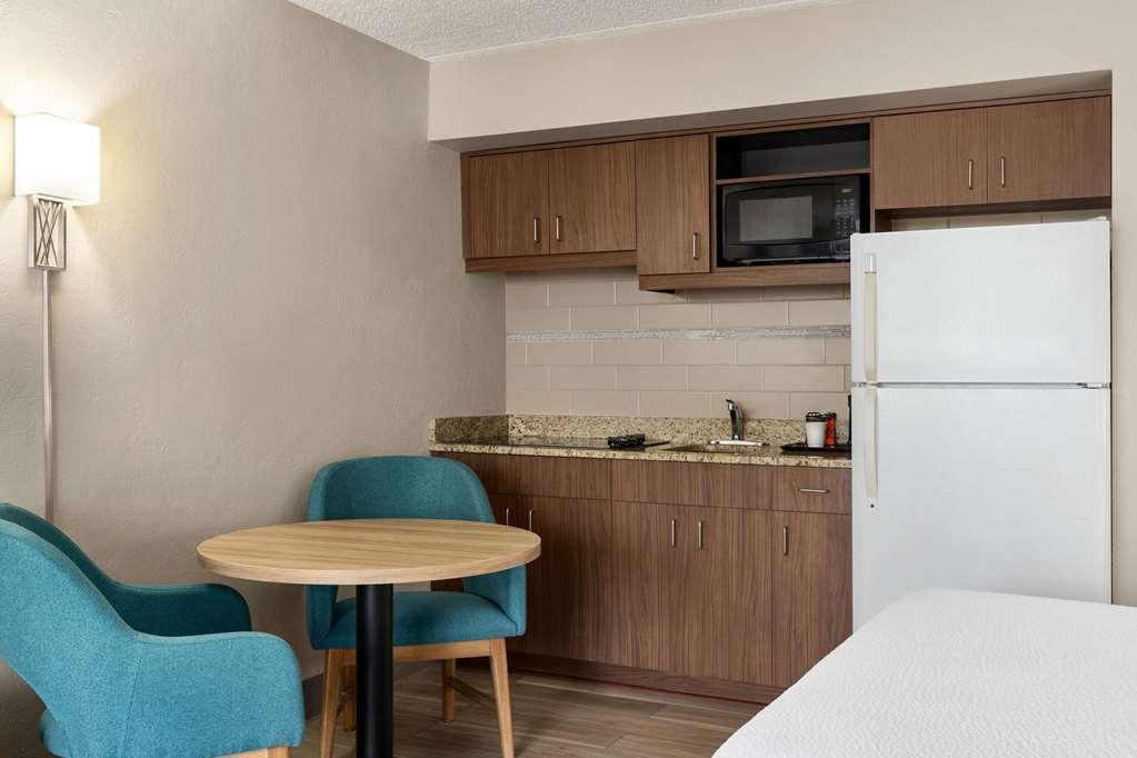 Days Inn By Wyndham Cocoa Beach Port Canaveral Номер фото
