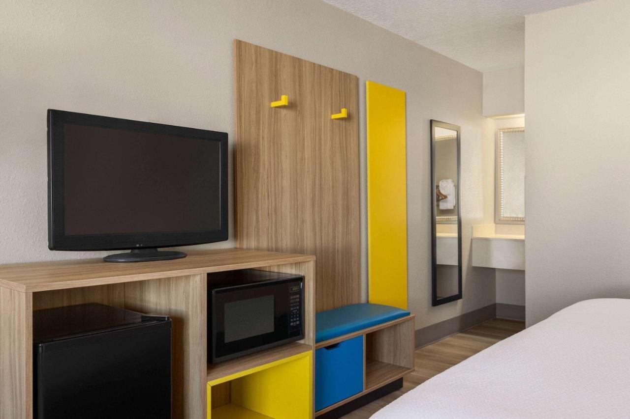 Days Inn By Wyndham Cocoa Beach Port Canaveral Екстер'єр фото