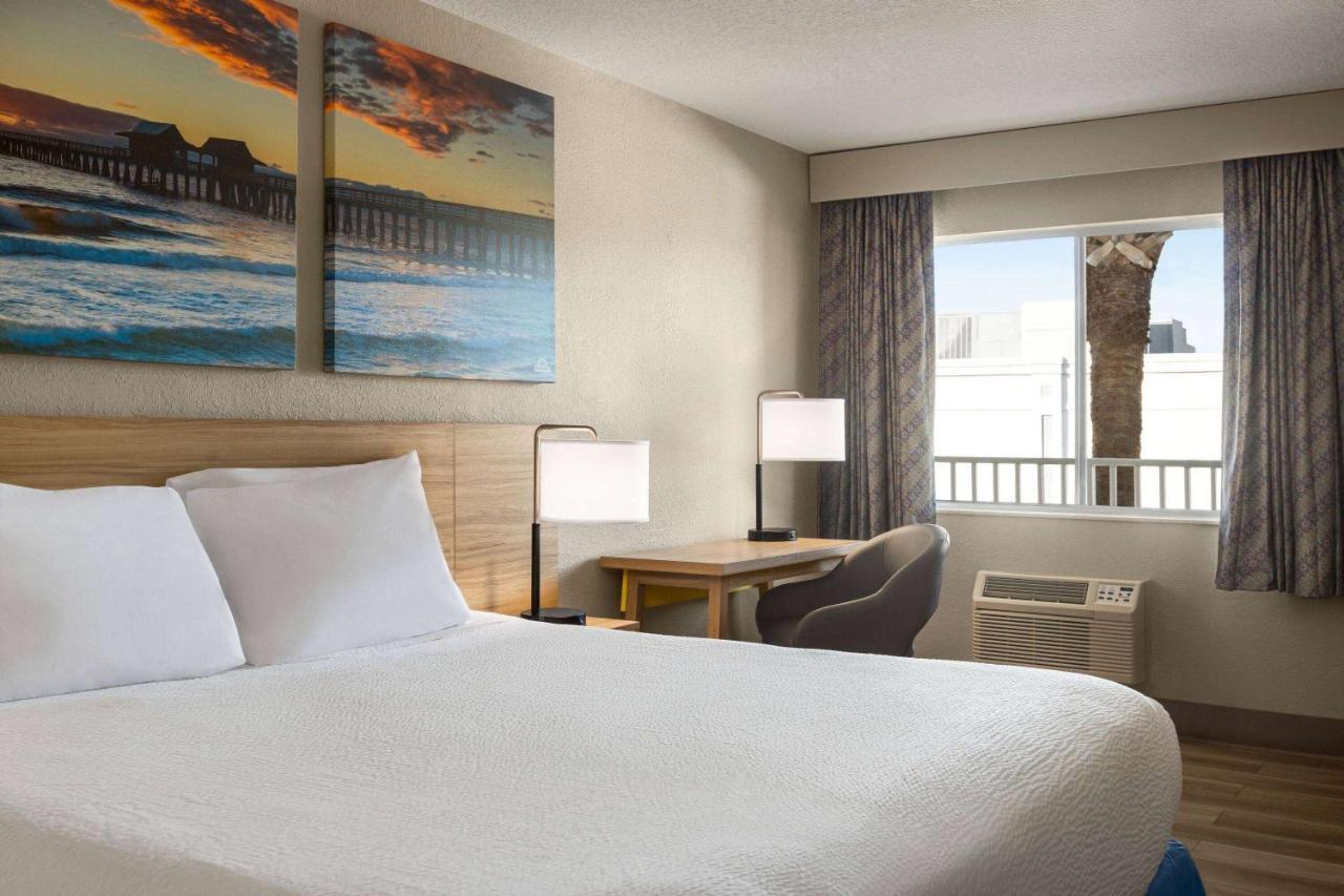 Days Inn By Wyndham Cocoa Beach Port Canaveral Екстер'єр фото