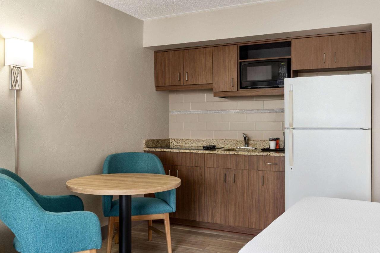 Days Inn By Wyndham Cocoa Beach Port Canaveral Екстер'єр фото