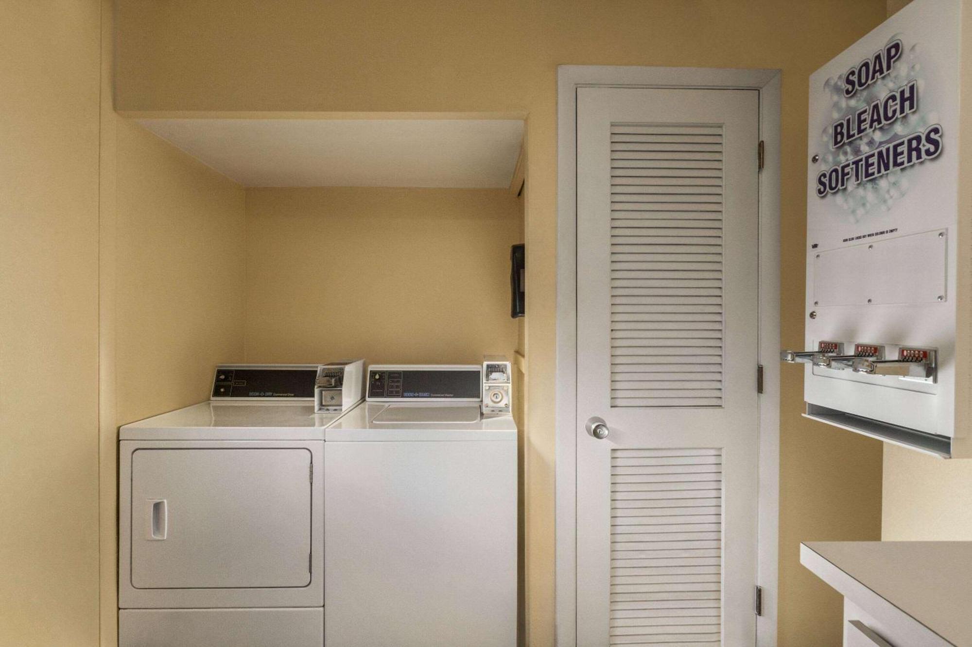 Days Inn By Wyndham Cocoa Beach Port Canaveral Екстер'єр фото