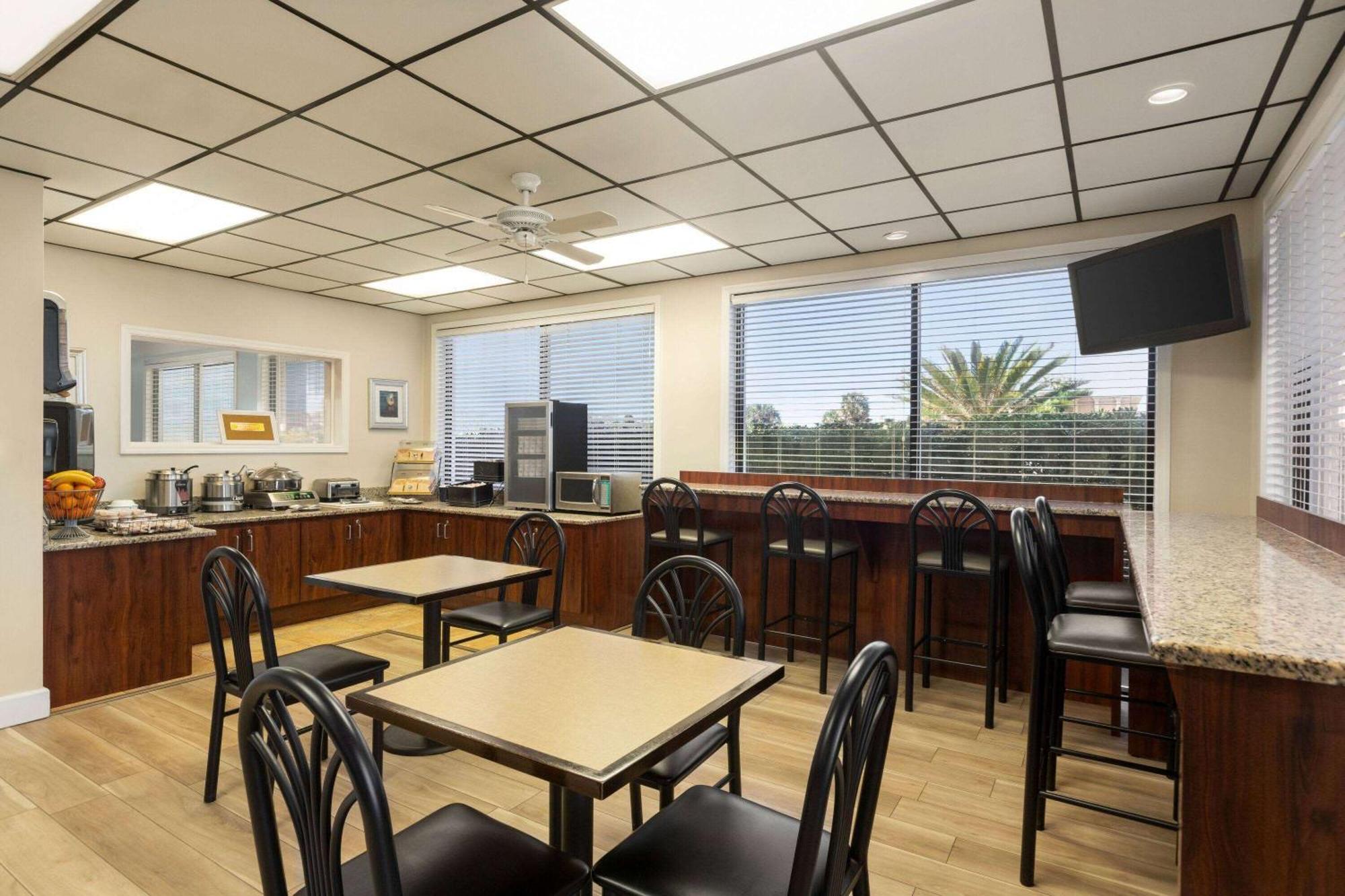 Days Inn By Wyndham Cocoa Beach Port Canaveral Екстер'єр фото