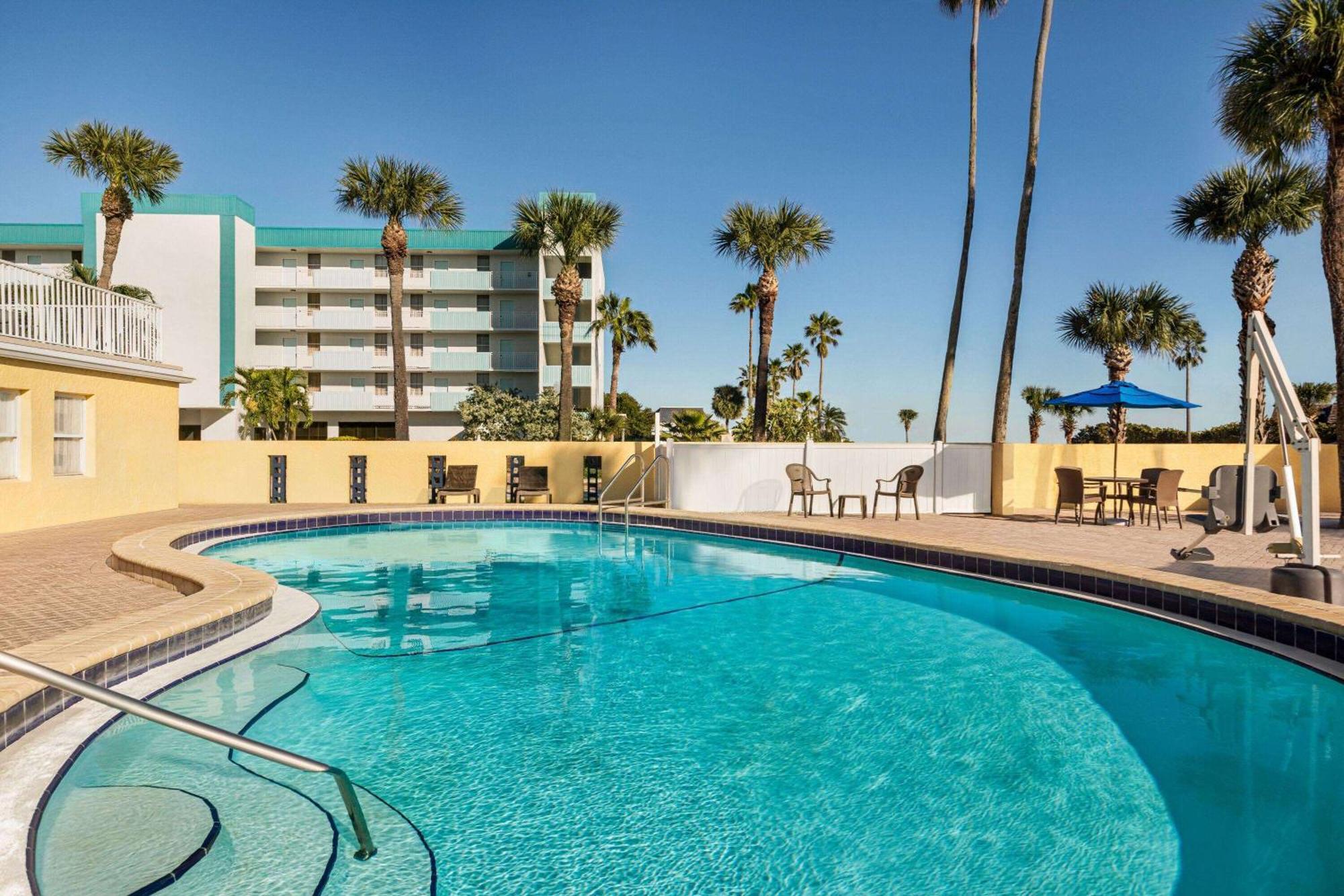 Days Inn By Wyndham Cocoa Beach Port Canaveral Екстер'єр фото