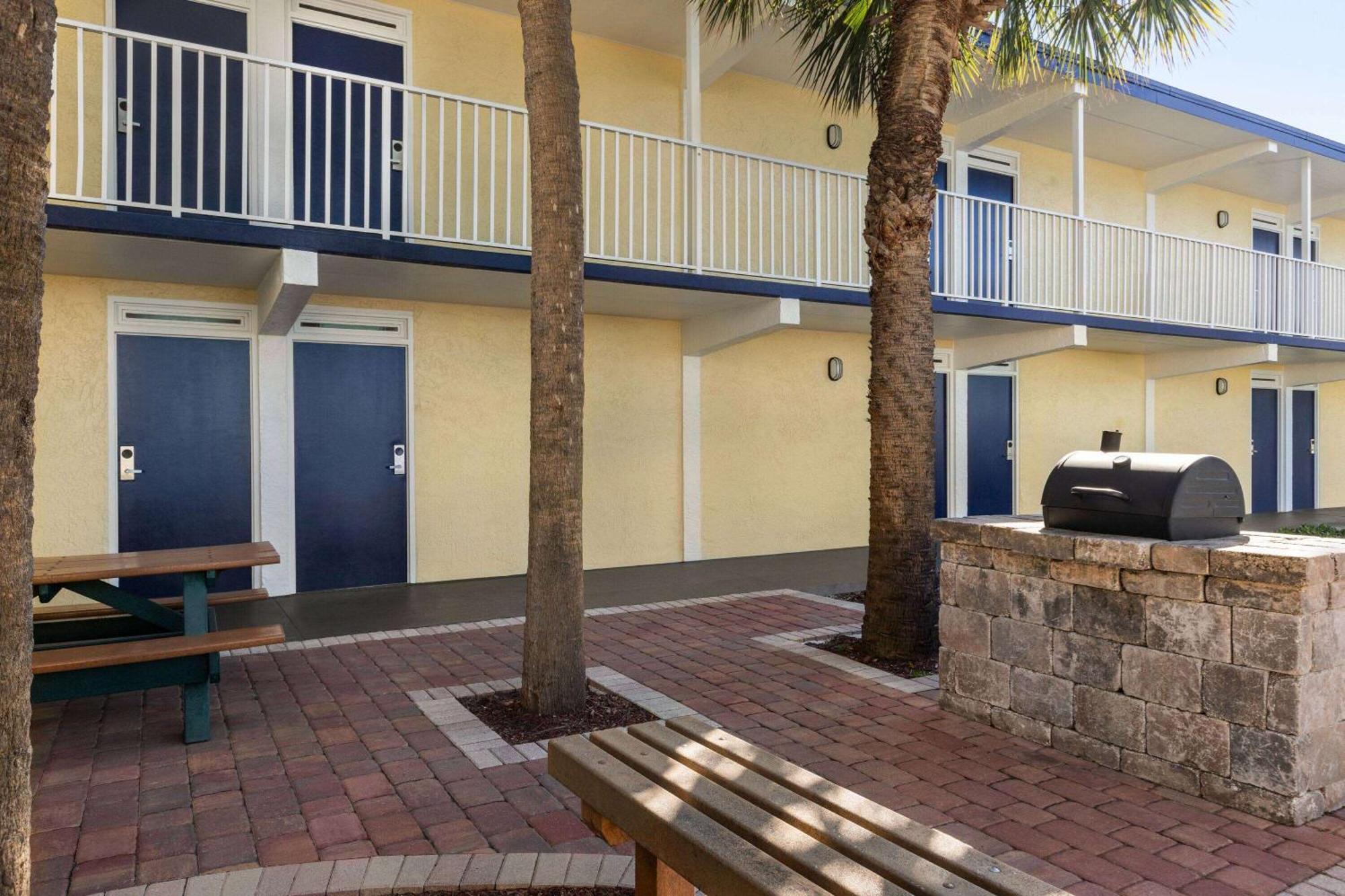 Days Inn By Wyndham Cocoa Beach Port Canaveral Екстер'єр фото