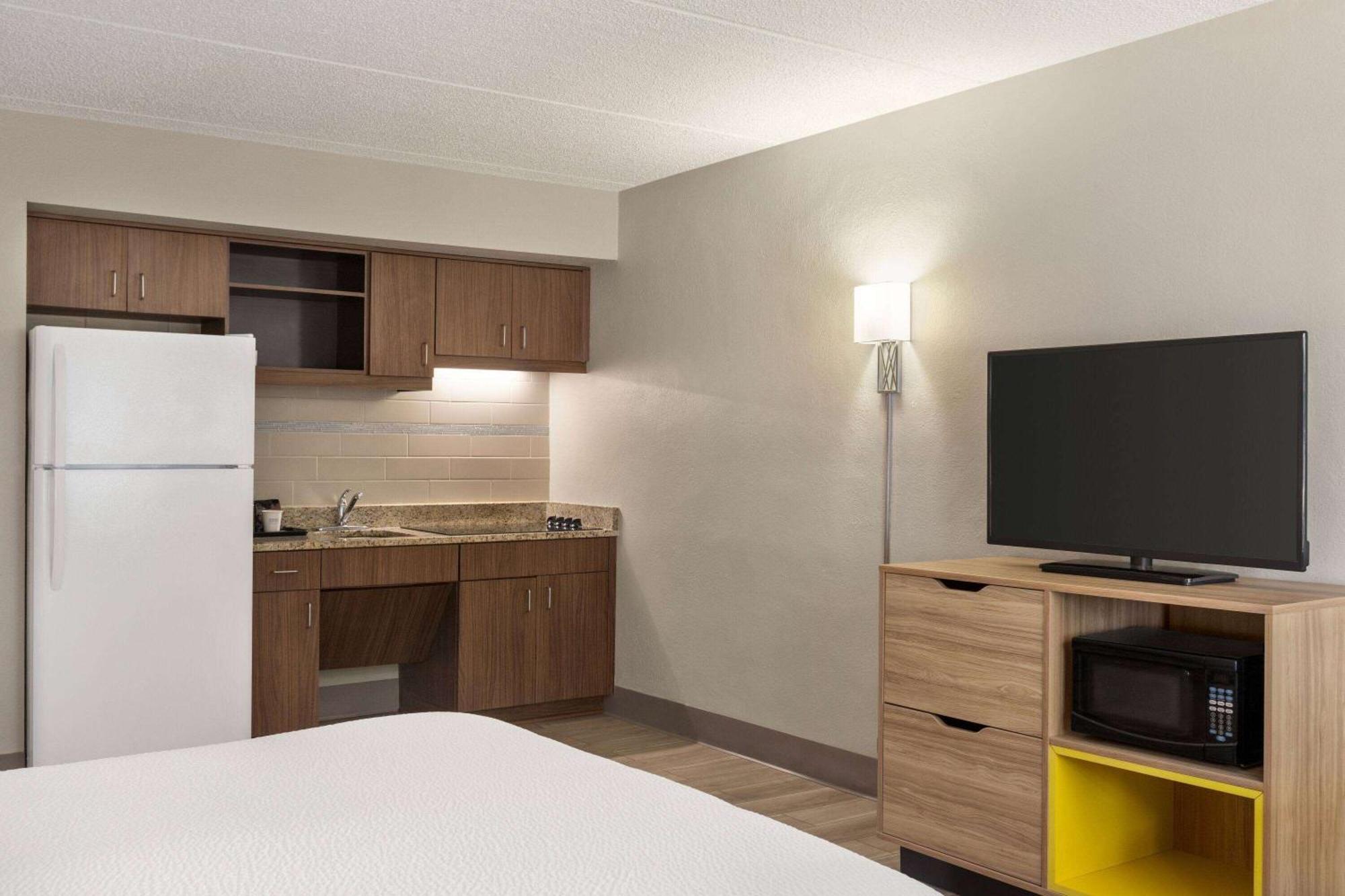 Days Inn By Wyndham Cocoa Beach Port Canaveral Екстер'єр фото
